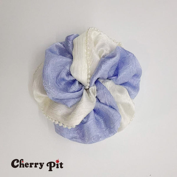 Bicolor scunchie with pearls trim