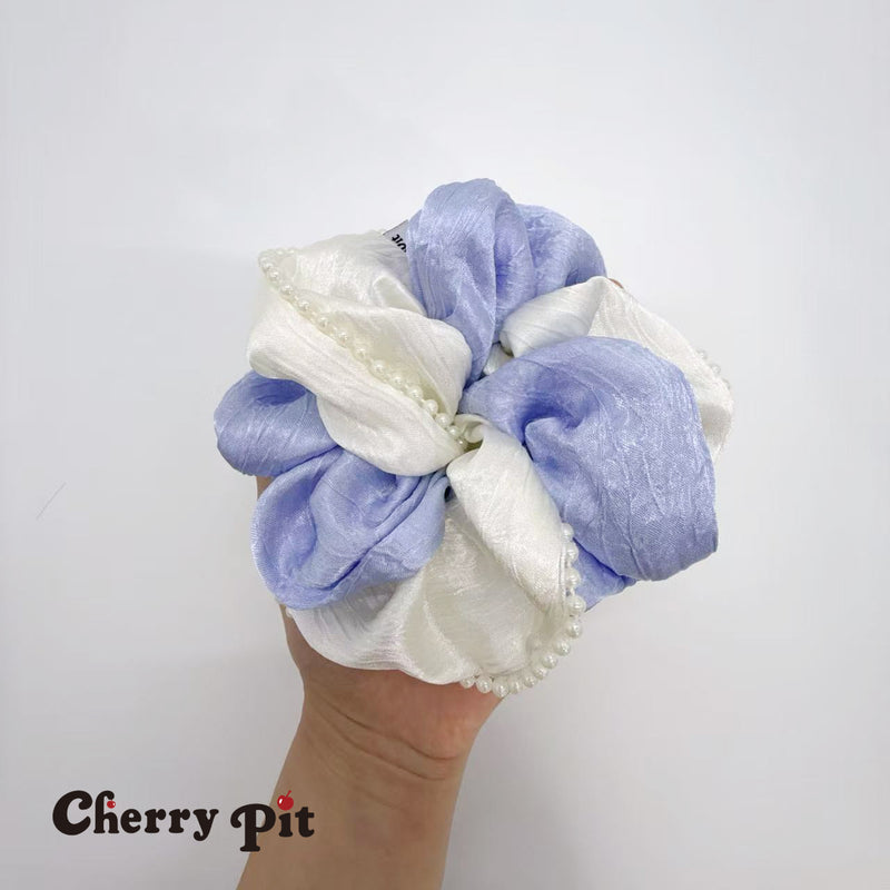 Bicolor scunchie with pearls trim